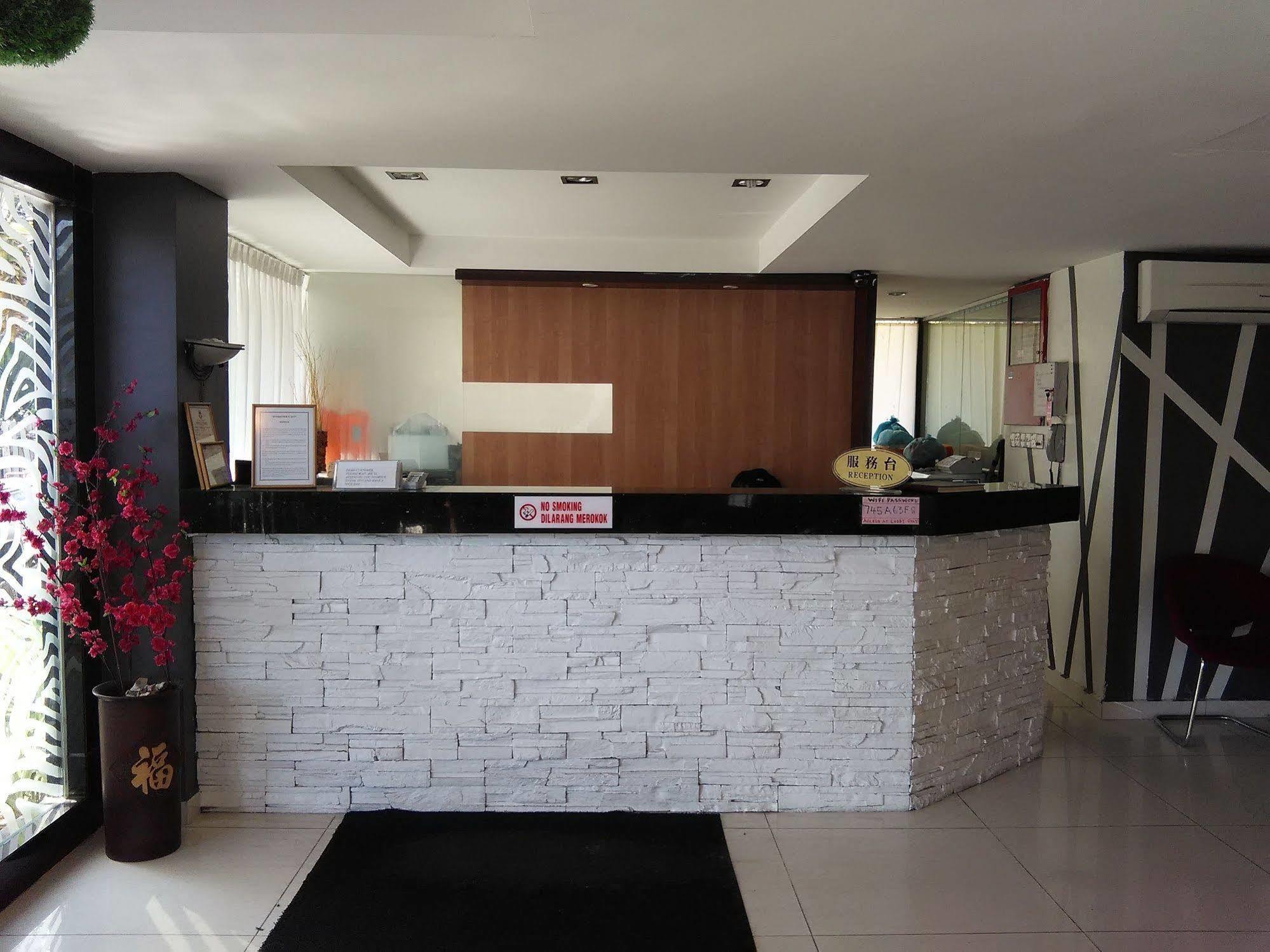 Casuarina Hotel Кота Кинабалу Екстериор снимка