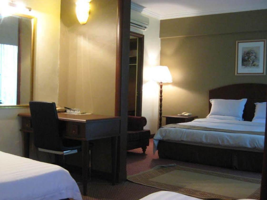Casuarina Hotel Кота Кинабалу Екстериор снимка