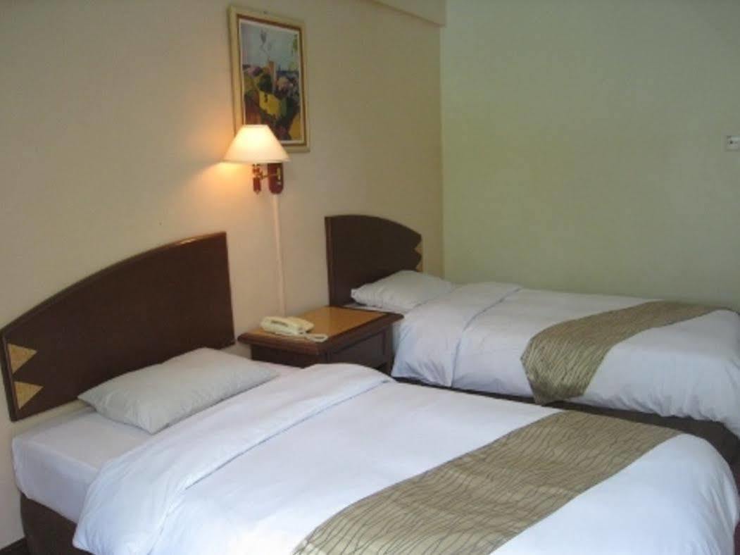 Casuarina Hotel Кота Кинабалу Екстериор снимка